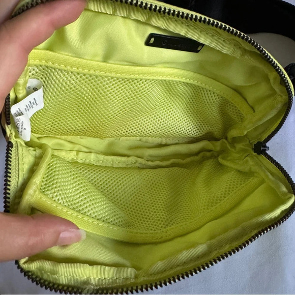 💛 Lululemon OG Everywhere Belt Bag - Lemon Vibe - Picture 3 of 8